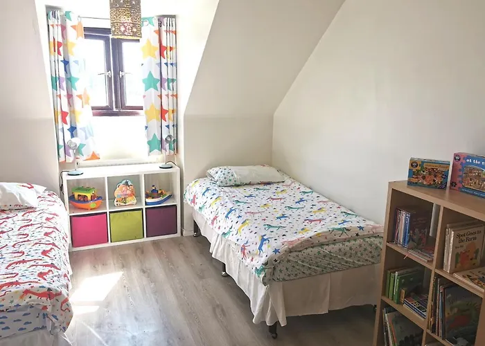 Spacious Family Friendly Apartment- 100M From Beach With Seaviews!